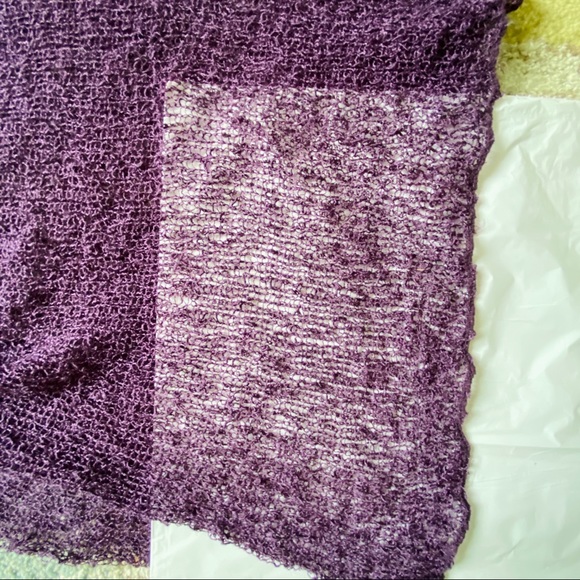 FRANKLY SCARLETT
Fashionable asymmetrical shawl /poncho very light weight yarn - Picture 4 of 4